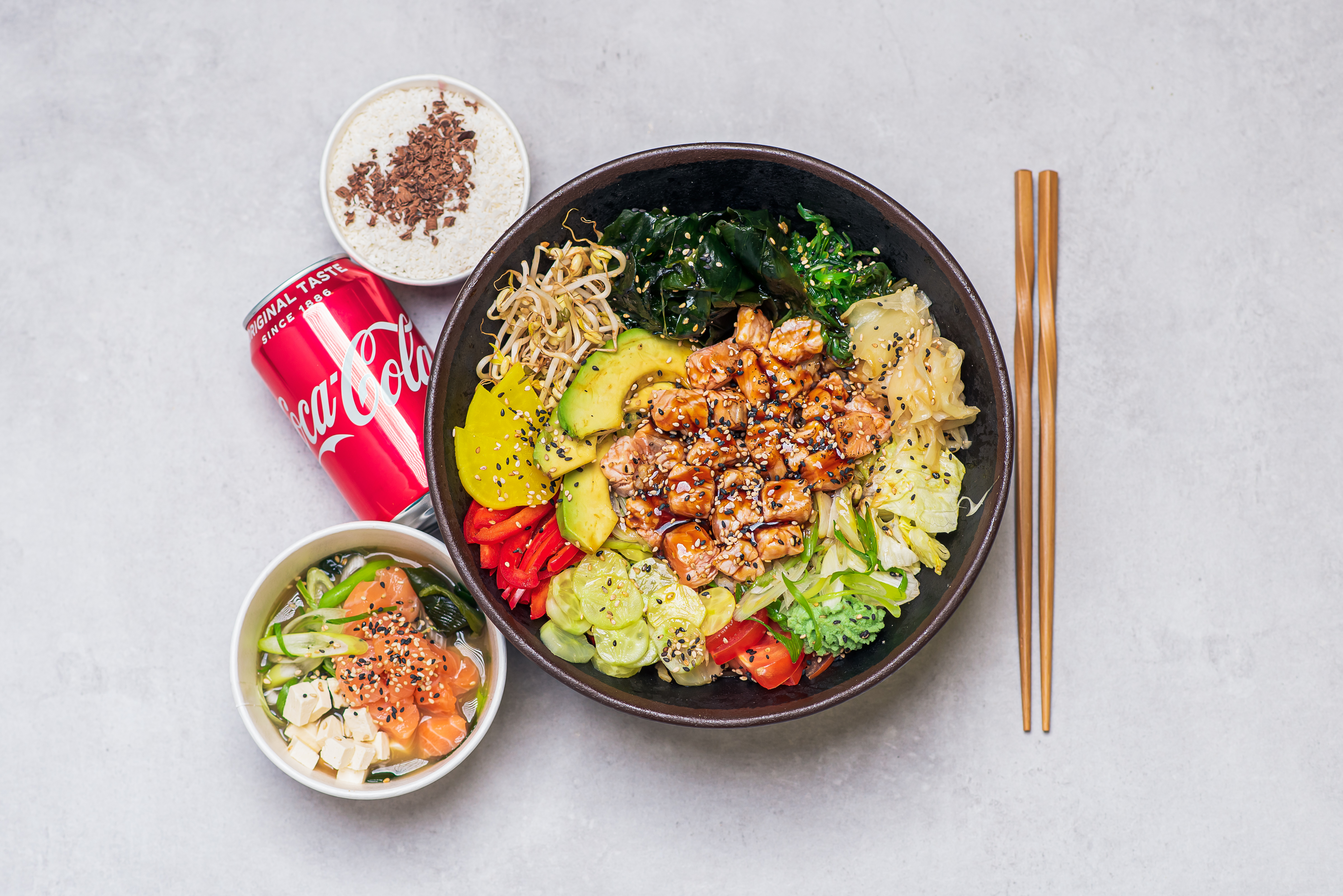 Poke bowl grilovaný losos 450 g, Tmavá Miso polévka losos 330 ml, Nápoj, Desert