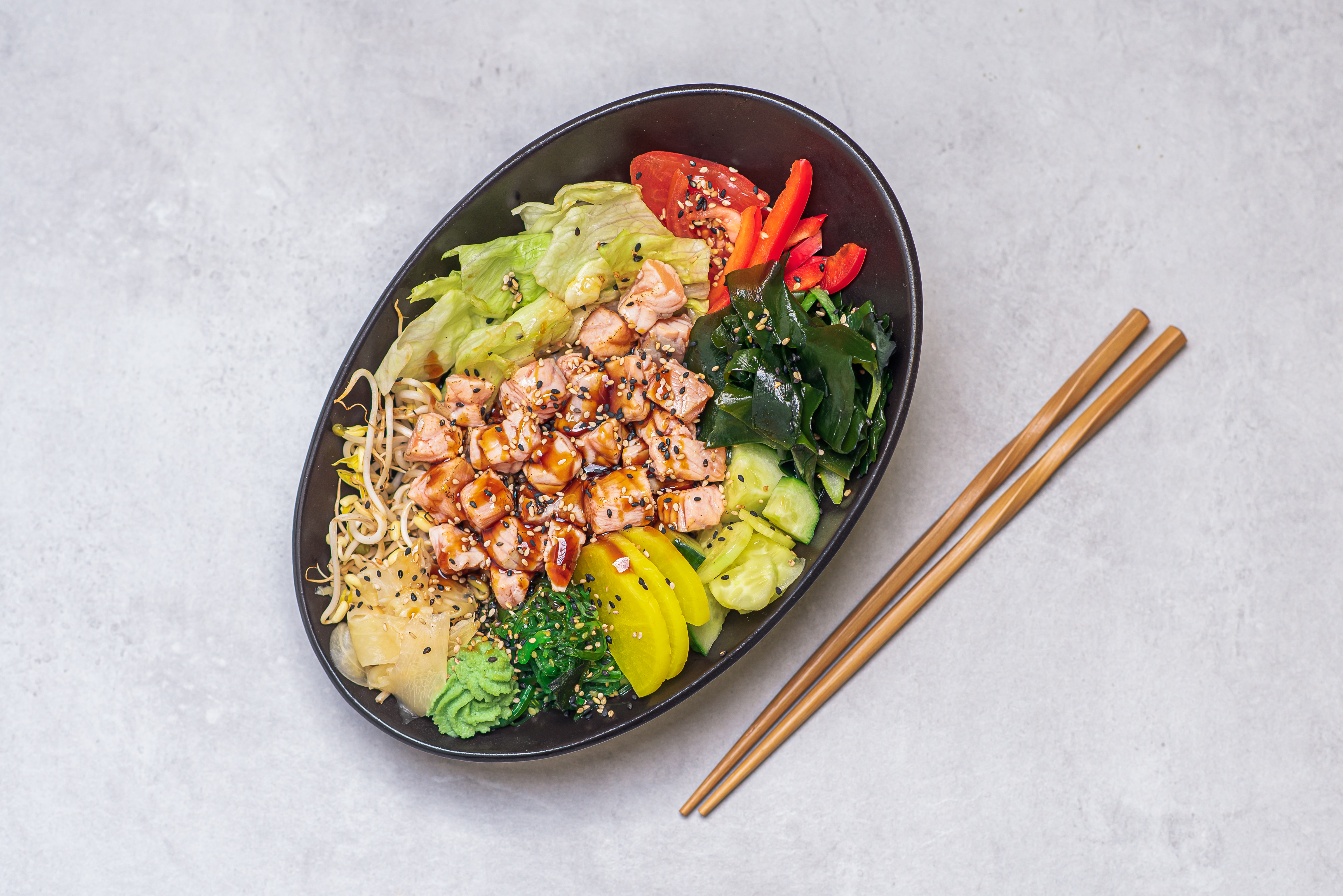 Poke bowl lehce grilovaný losos