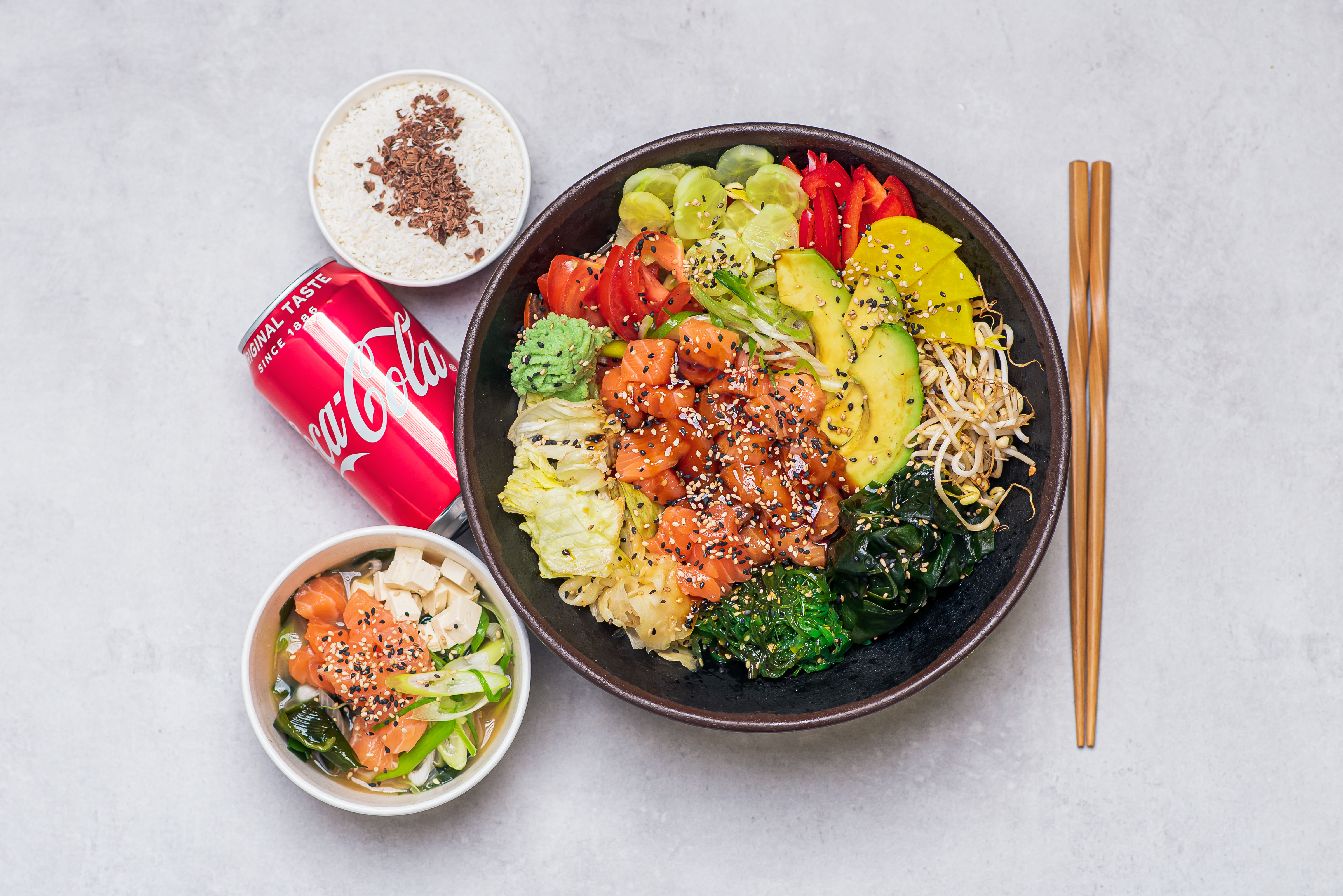 Poke bowl losos 450 g, Tmavá Miso polévka s lososem 330 ml, Nápoj, Desert